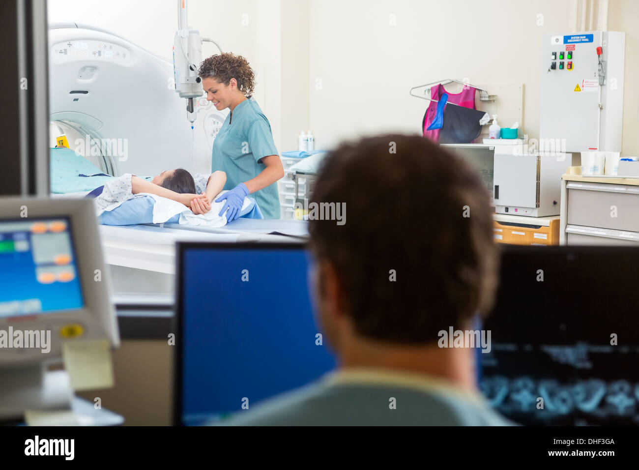 Krankenschwester Vorbereitung Patient für CT-Scan Stockfoto