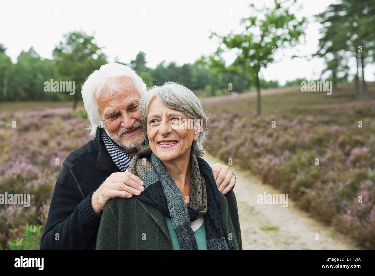 Älteres Paar, Mann mit Händen auf Frau Schultern Stockfoto