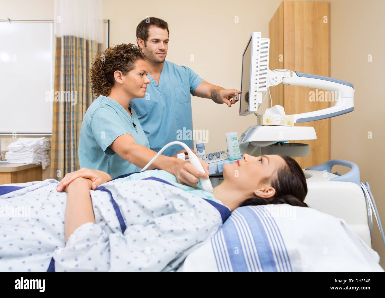 Krankenschwestern mit Ultraschallverfahren Stockfoto