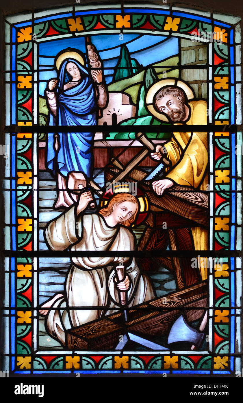 Joseph & Mary Carpenters Buntglasfenster in der Kirche von Thomas Becket Avrieux Maurienne Valley Savoie France Stockfoto