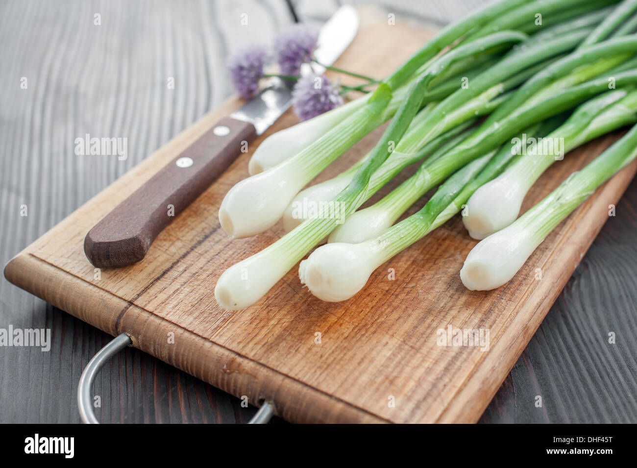 frische grüne Zwiebel im Holztisch Stockfoto