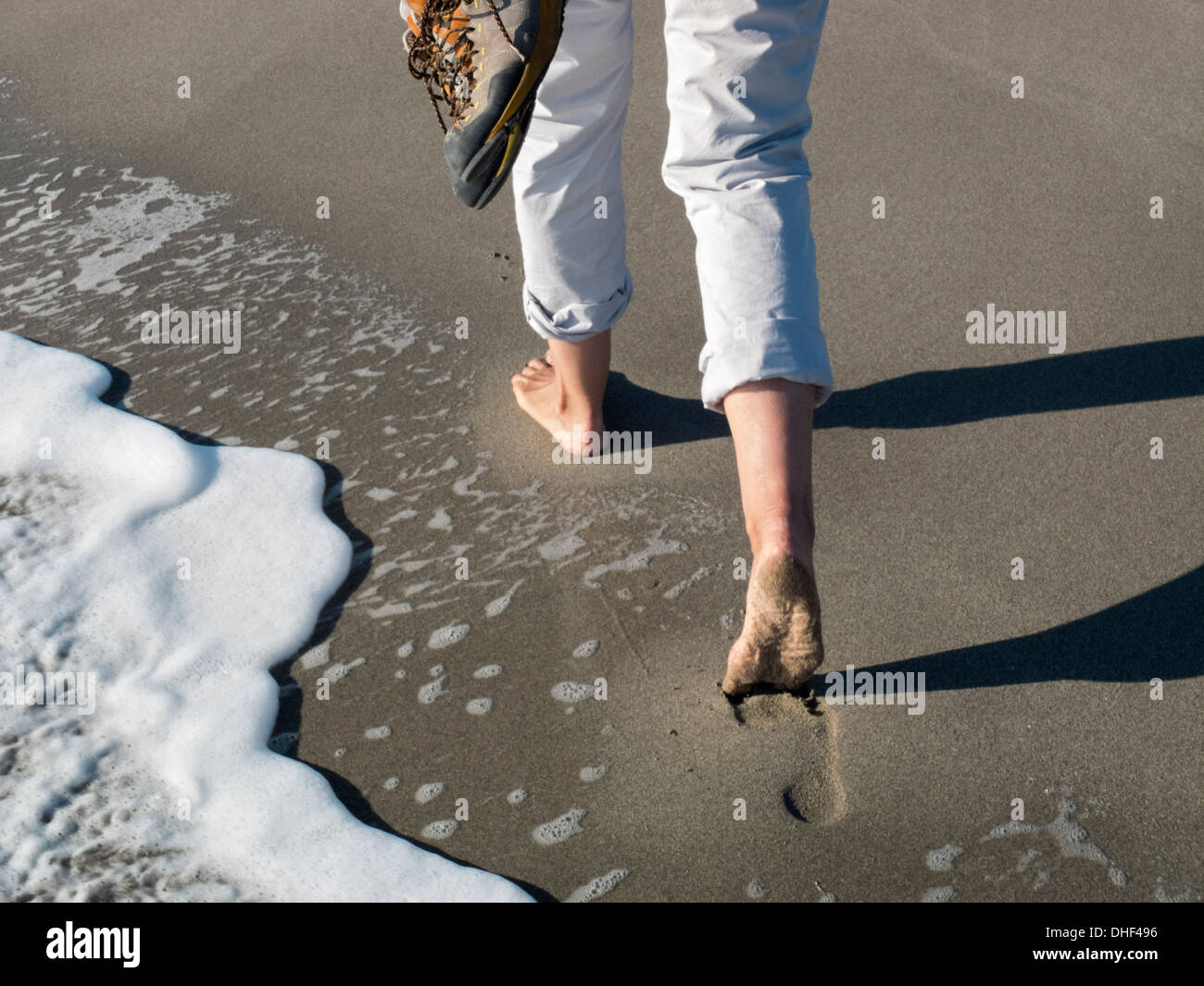 Zu Fuß in den Sand des Strandes Stockfoto