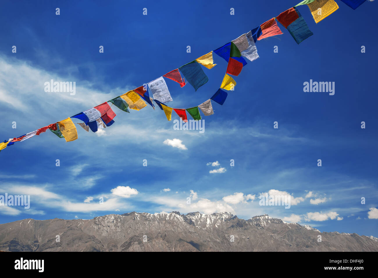 tibetische Flaggen mit Mantra auf Himmelshintergrund Stockfoto