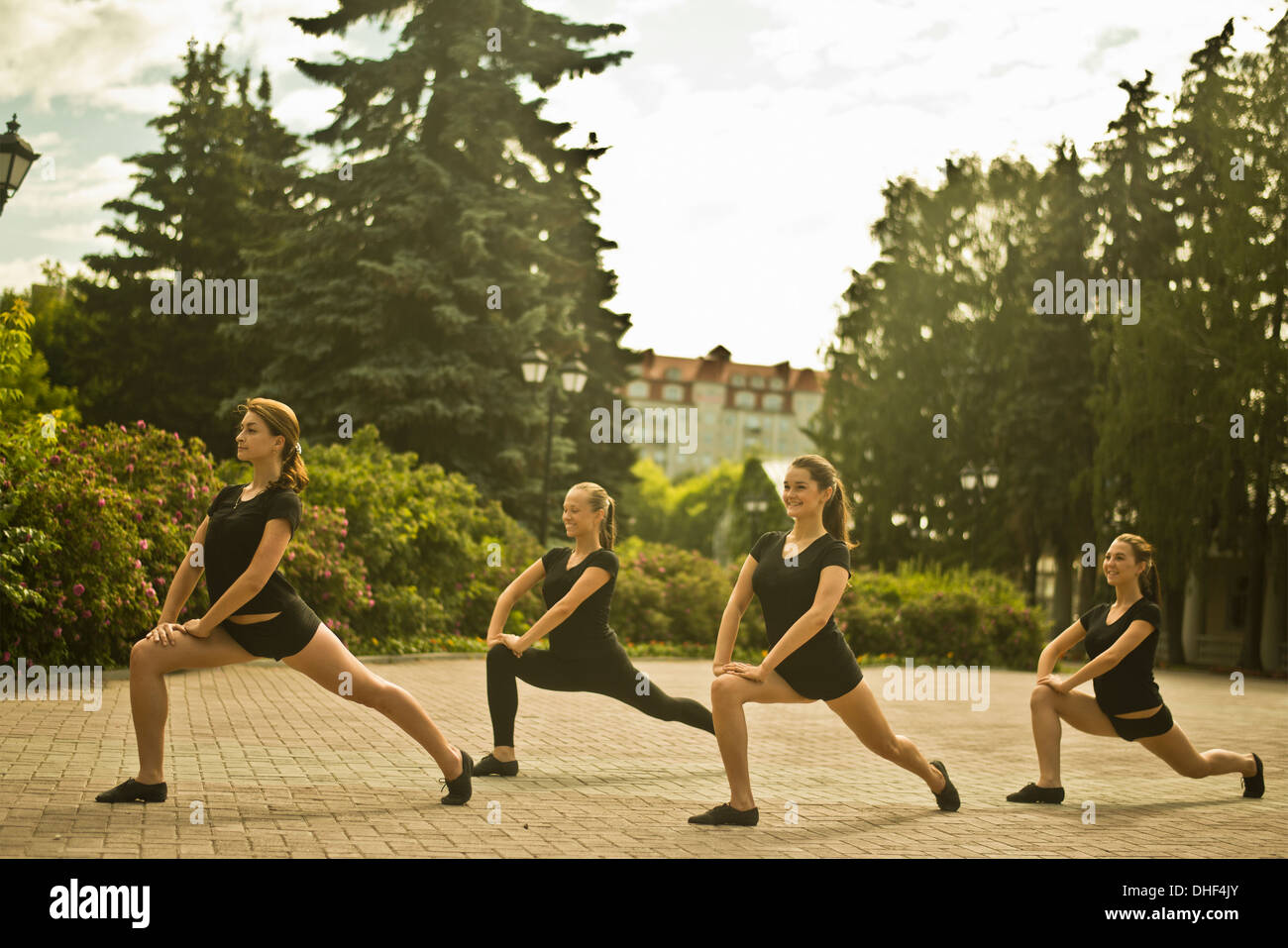 Vier junge Ballett-Tänzer Gymnastik im Park Gärten Stockfoto