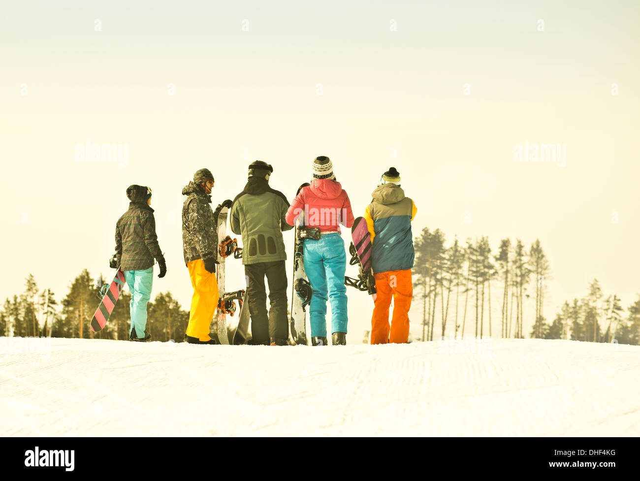 Junge Schnee Internat Freunde beobachten vom Berg Stockfoto