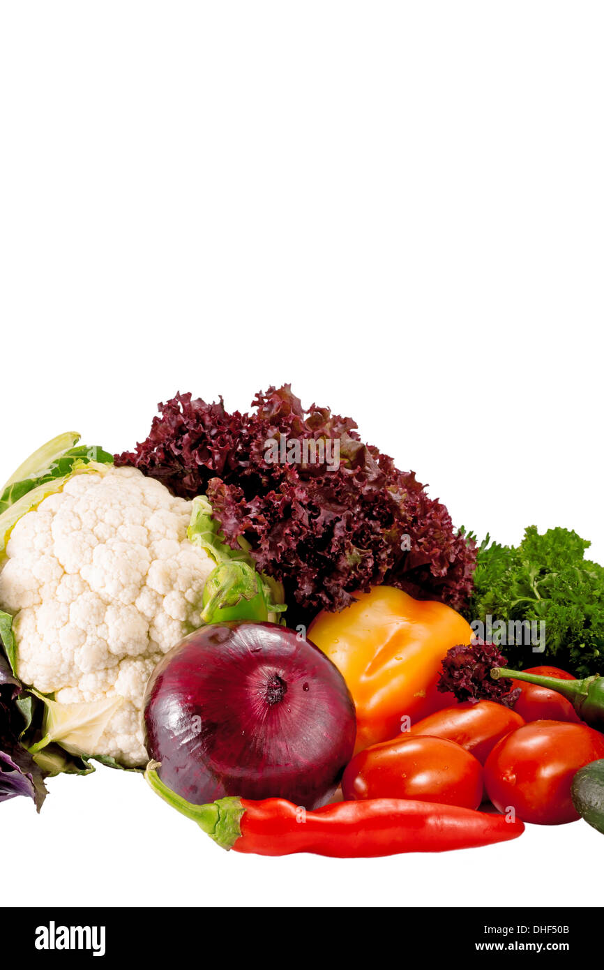 Leckeres frisches Gemüse für Salat Zubereitung isoliert auf weißem Hintergrund Stockfoto