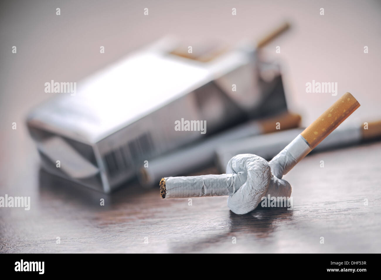 Zigarette auf Tabelle Closeup gebunden Stockfoto