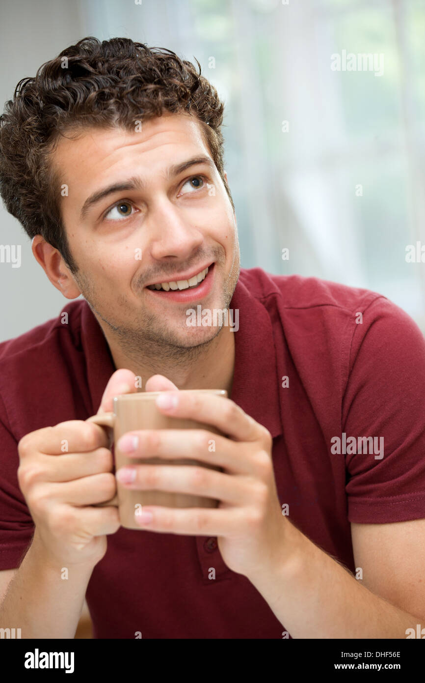Junger Mann unter Kaffeepause Stockfoto