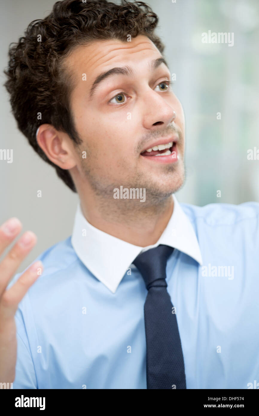 Junger Mann im Gespräch Stockfoto