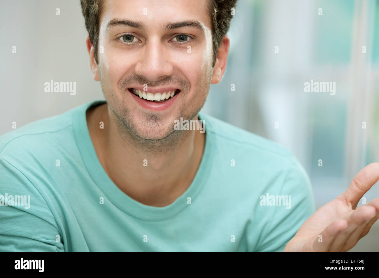 Junger Mann lächelnd in die Kamera Stockfoto