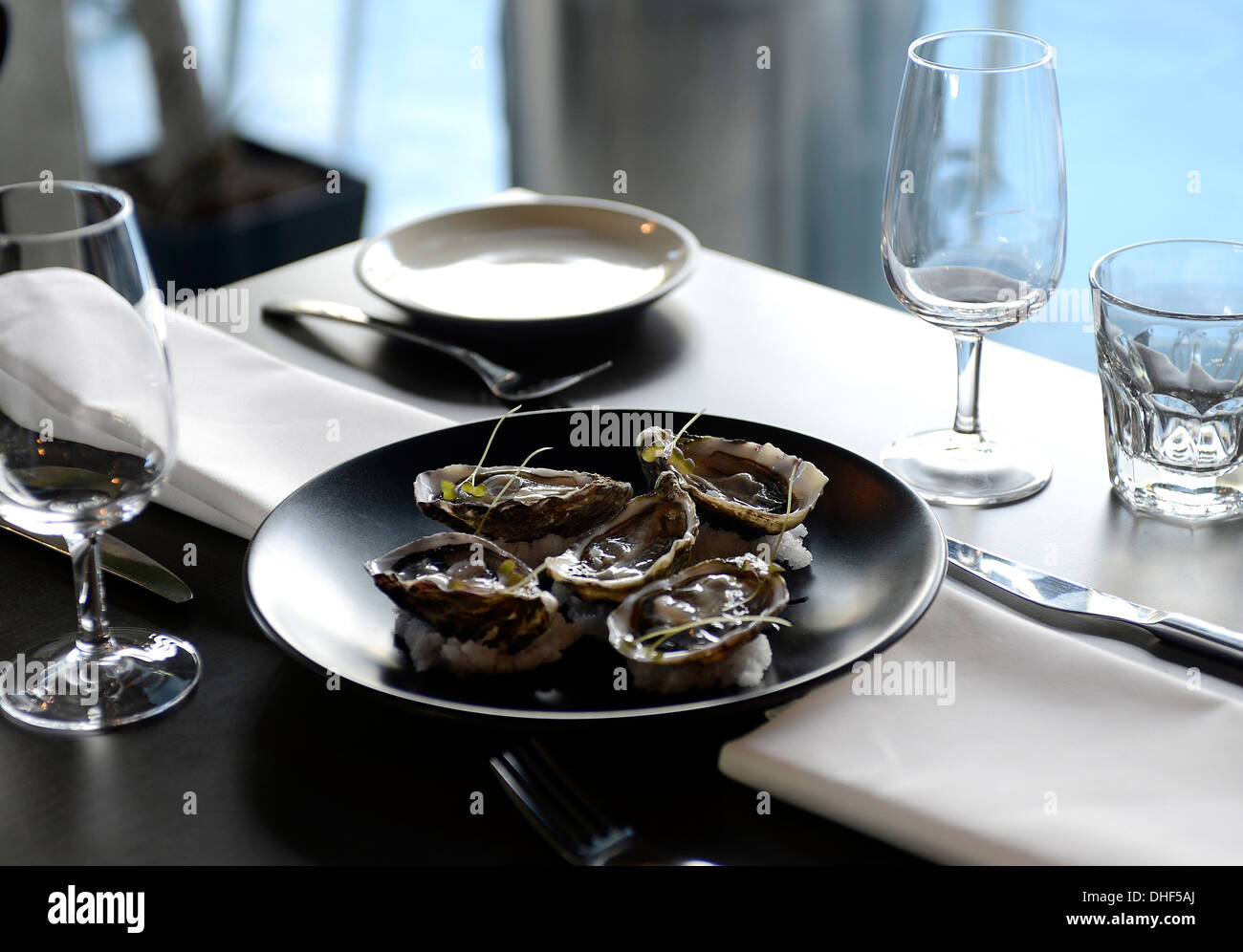 Stillleben-Gourmet-Essen von Austern auf Tisch für zwei Stockfoto