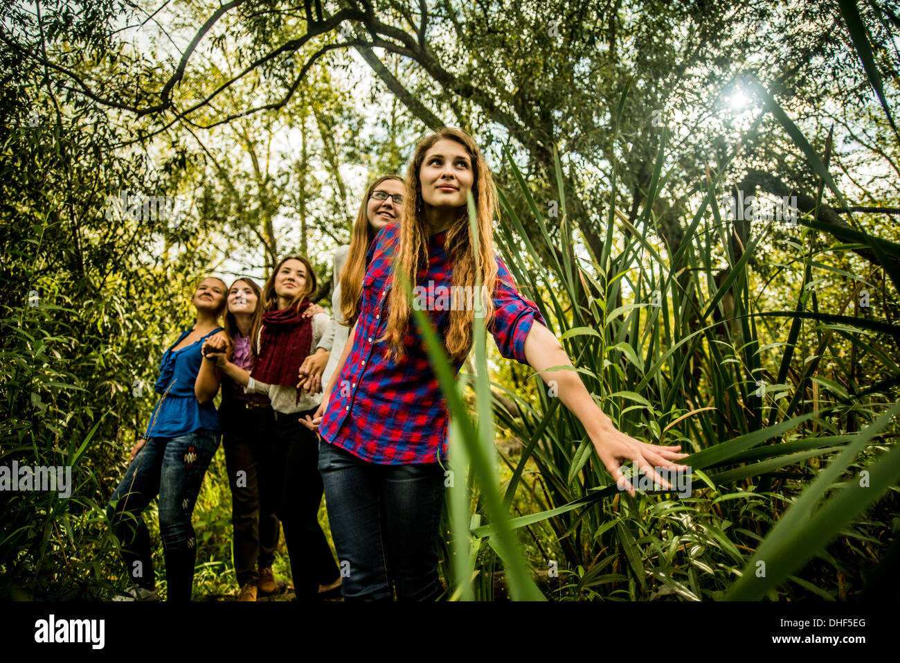 Fünf junge Frauen Marschland erkunden Stockfoto
