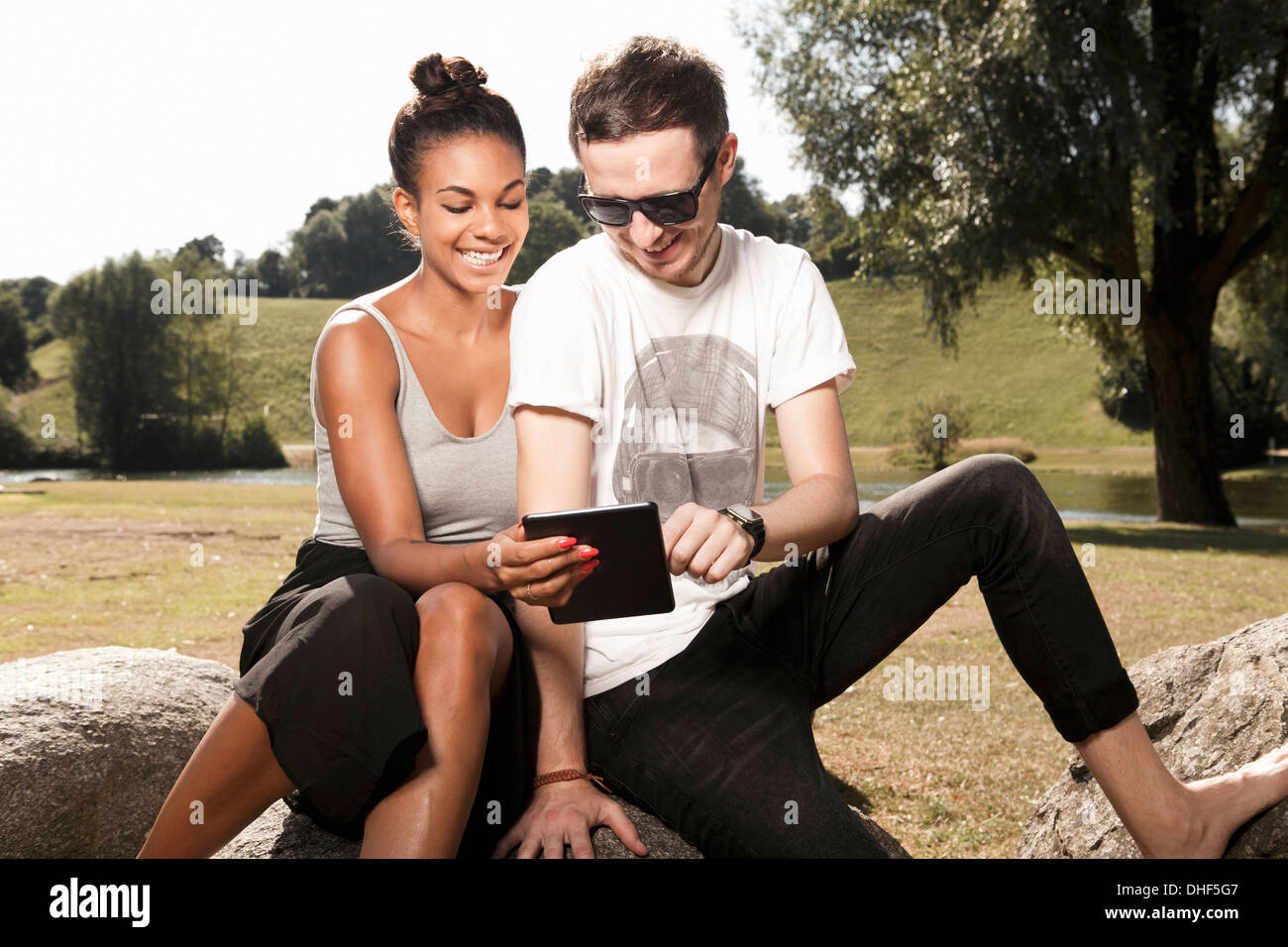 Junges Paar mit digital-Tablette im park Stockfoto