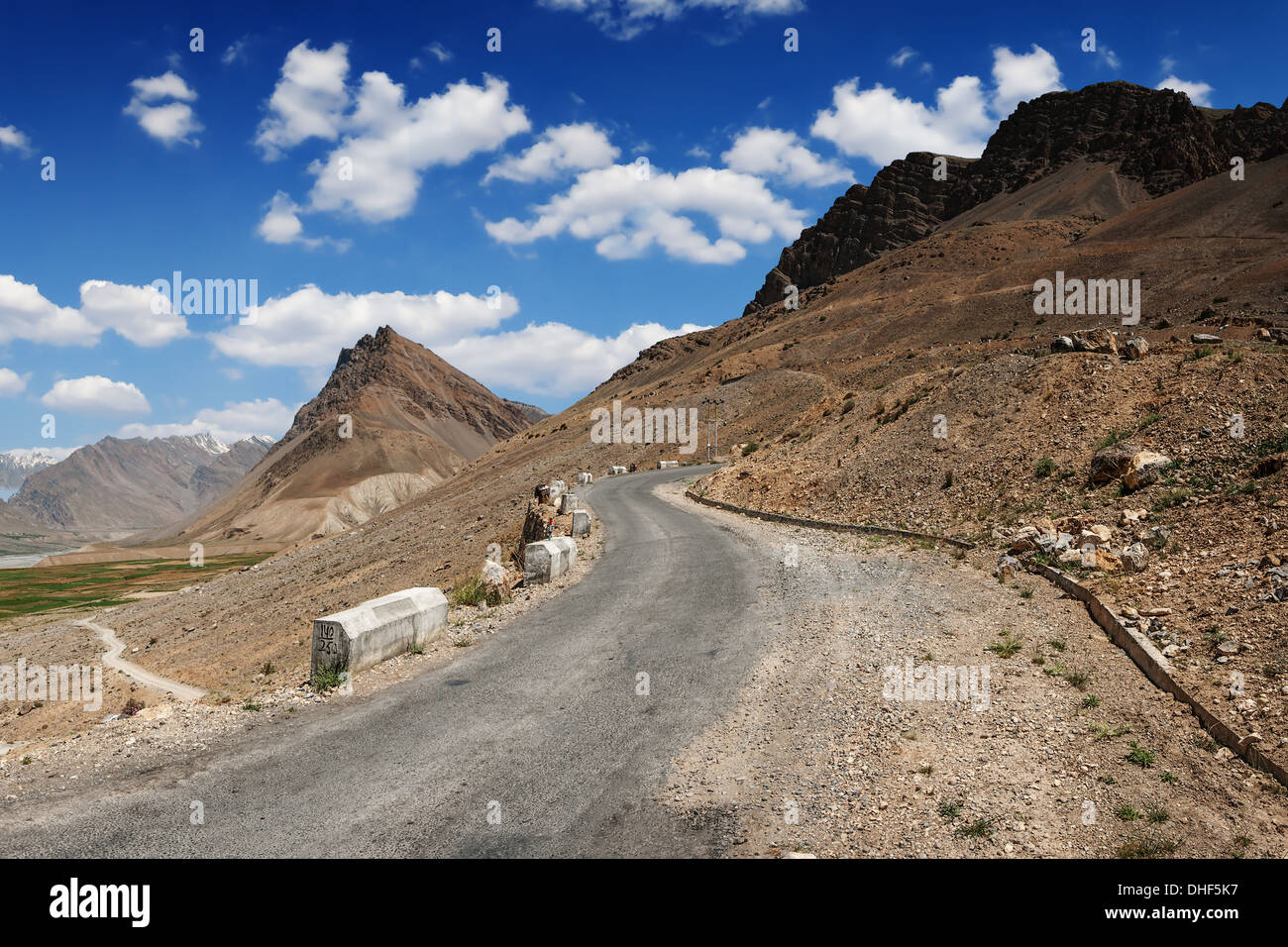 die Straße im Himalaya-Gebirge Stockfoto