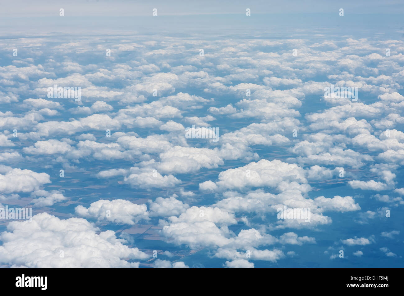 Blick durchs Flugzeugfenster Stockfoto