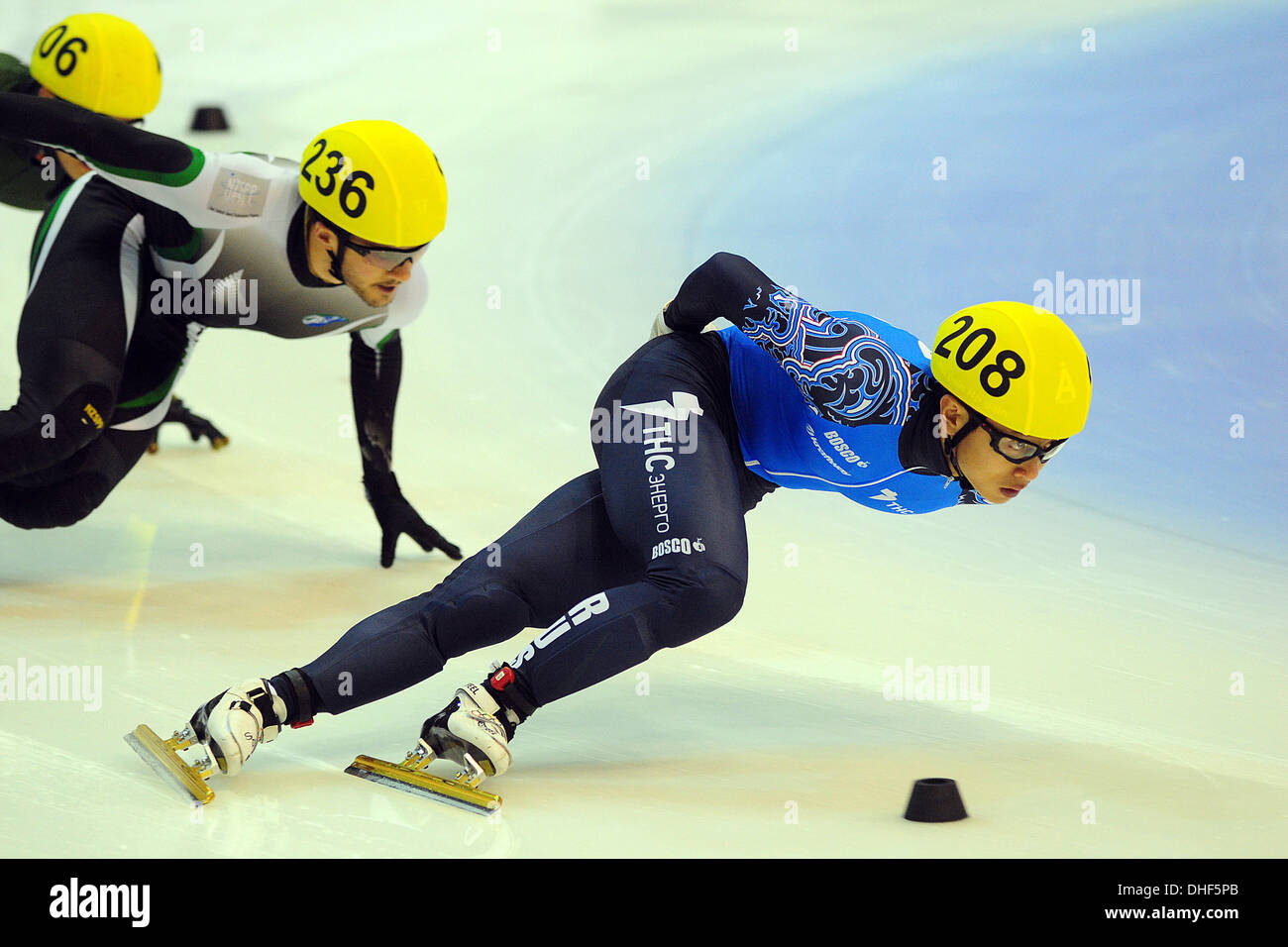 Turin, Italien. 8. November 2013. Ein Victor Russland Tag zwei der ISU Short Track Speed Skating World Cup in der Palatazzoli. Bildnachweis: Aktion Plus Sport/Alamy Live-Nachrichten Stockfoto