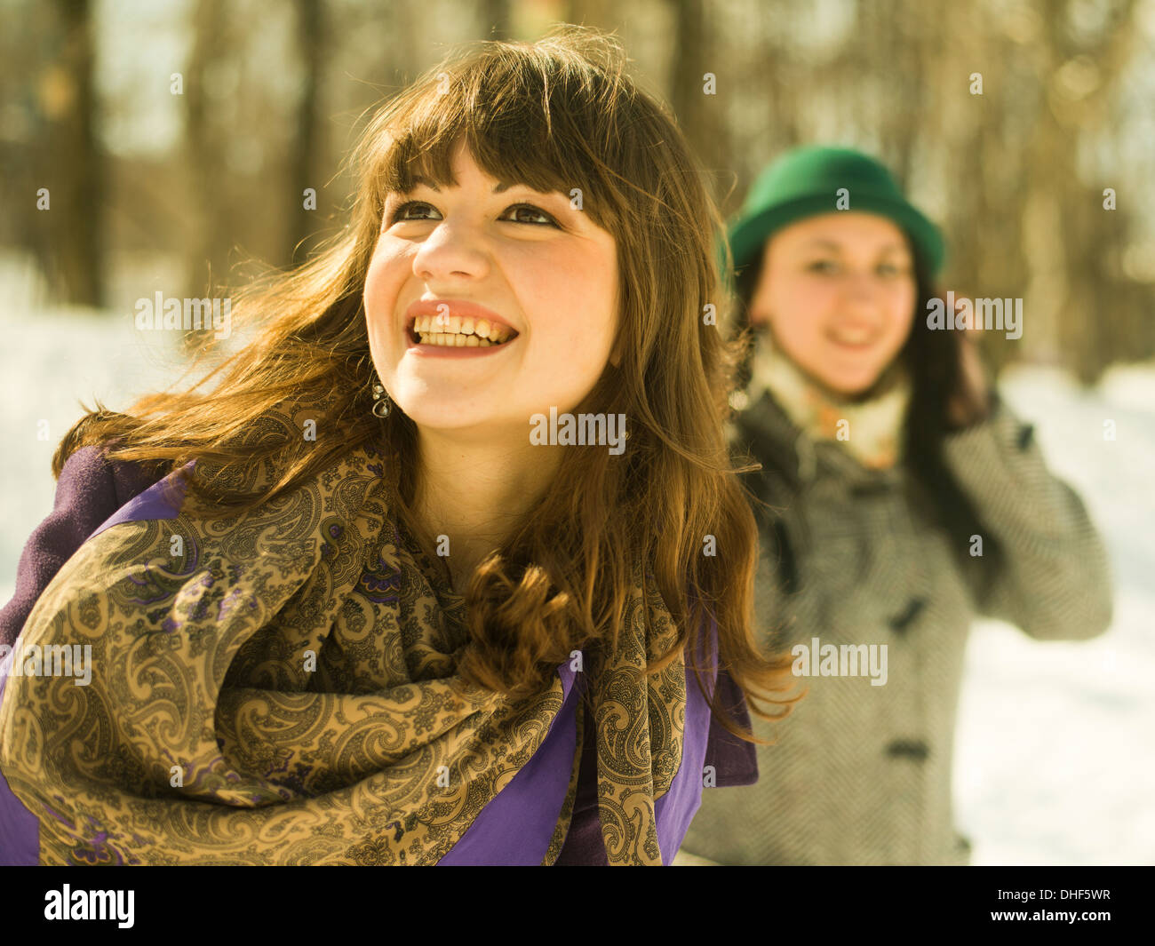 Zwei junge Frauen im verschneiten park Stockfoto