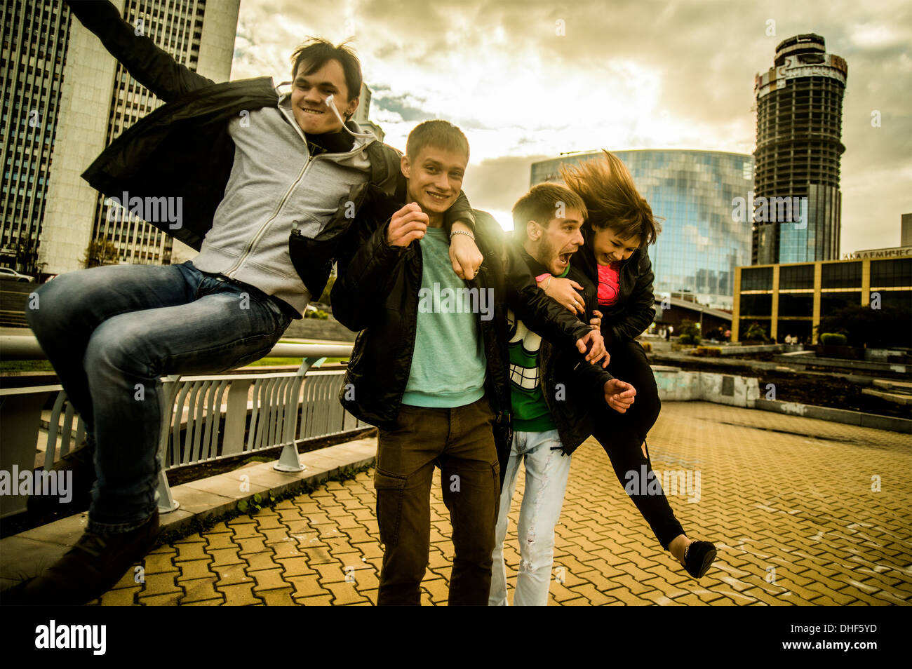 Vier Freunde, die Spaß in städtischen Scnee, Russland Stockfoto