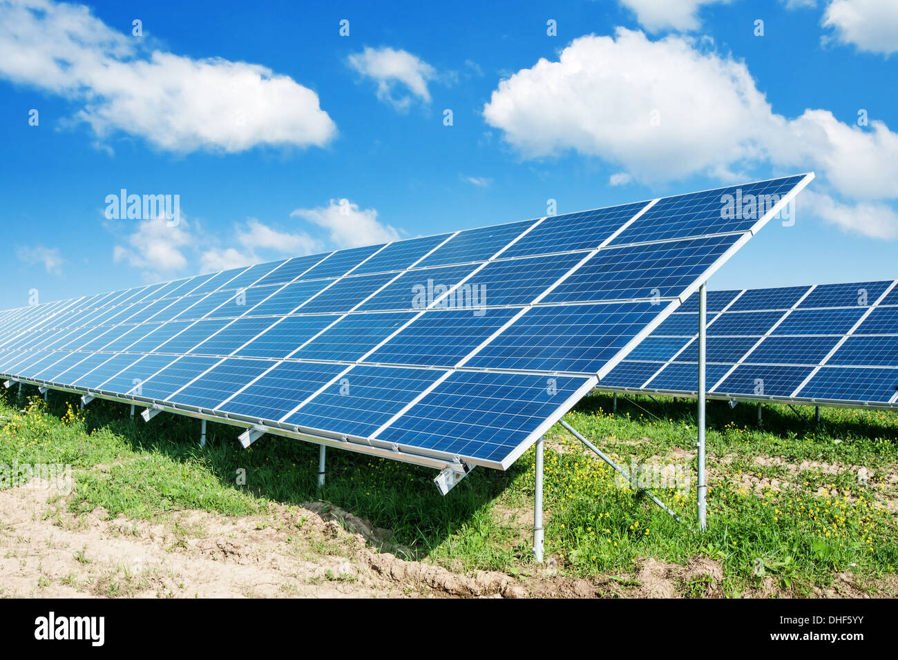 Sonnenkollektoren und blauer Himmel Stockfoto
