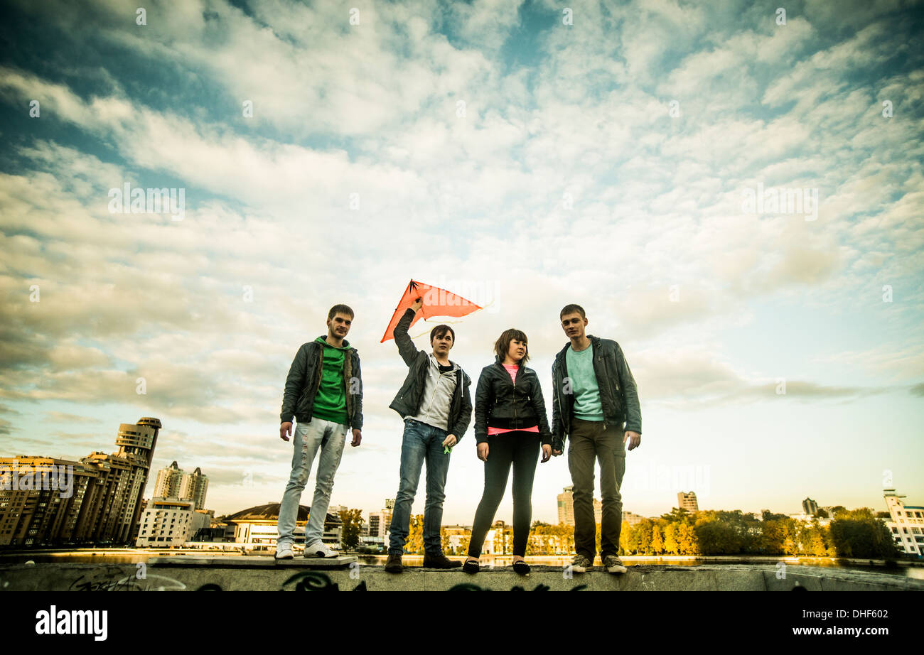 Vier Freunde mit einen Mann halten Kite, Russland Stockfoto