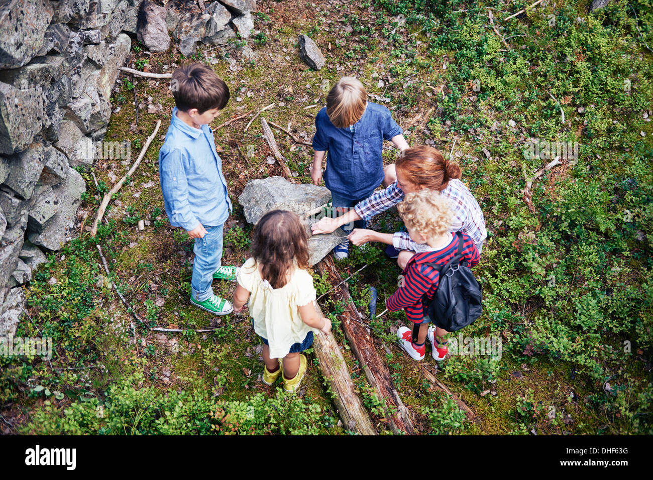 Familie im Wald erkunden Stockfoto