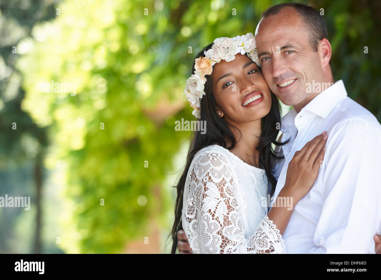 Brautpaar in Umarmung Stockfoto