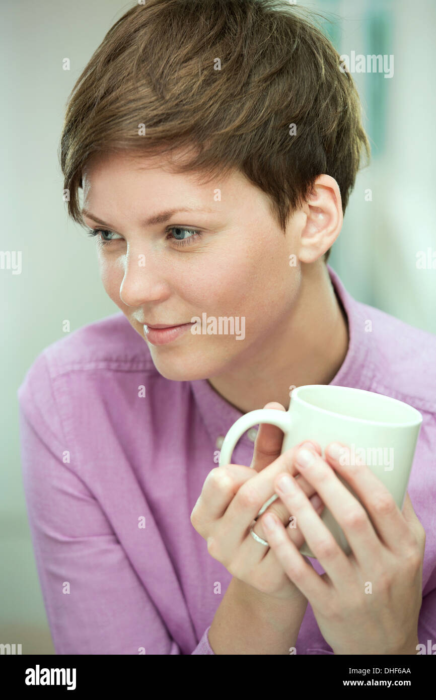 Junge Frau die Kaffeepause Stockfoto
