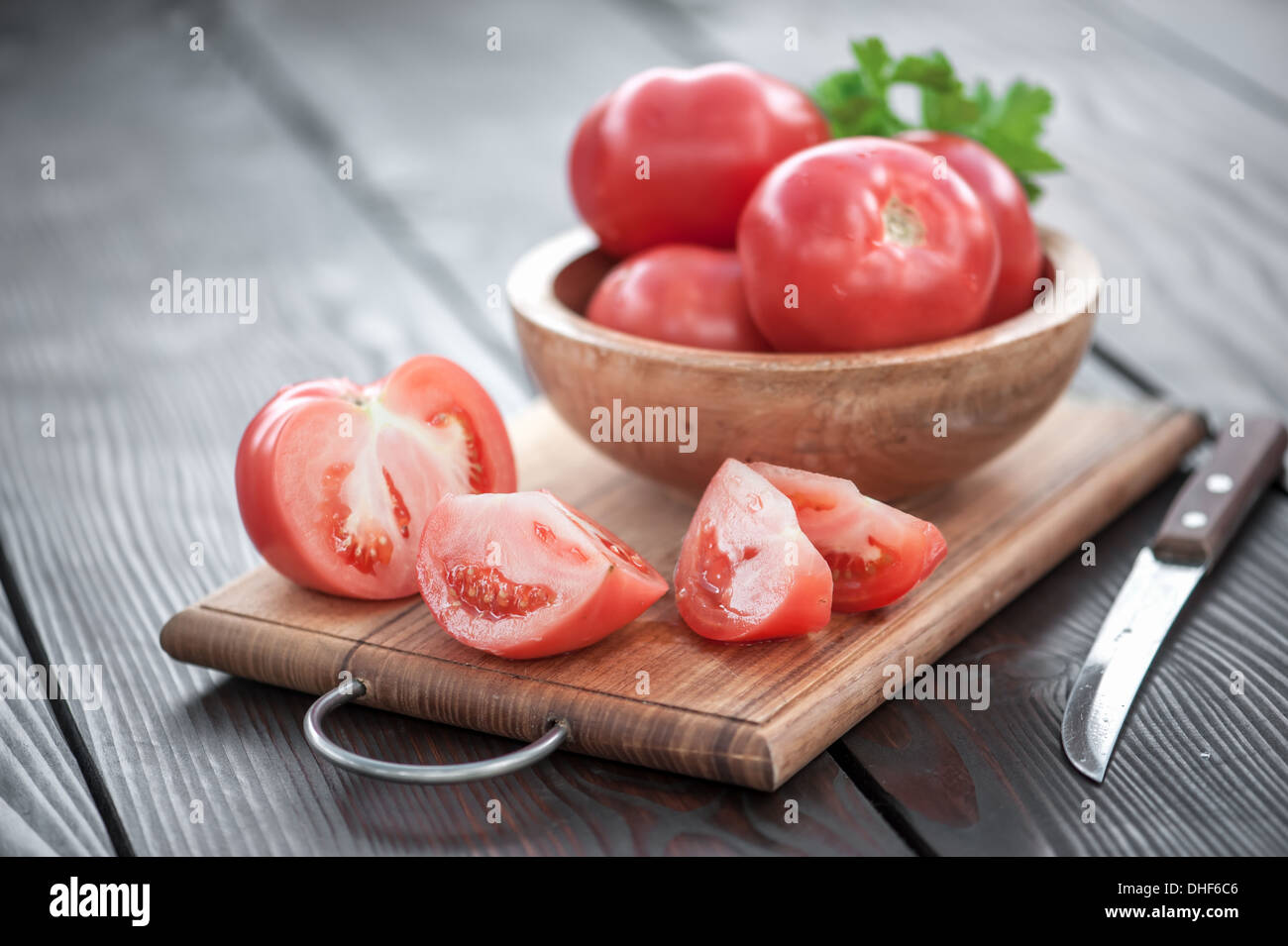 frische Tomaten in Holztisch Stockfoto