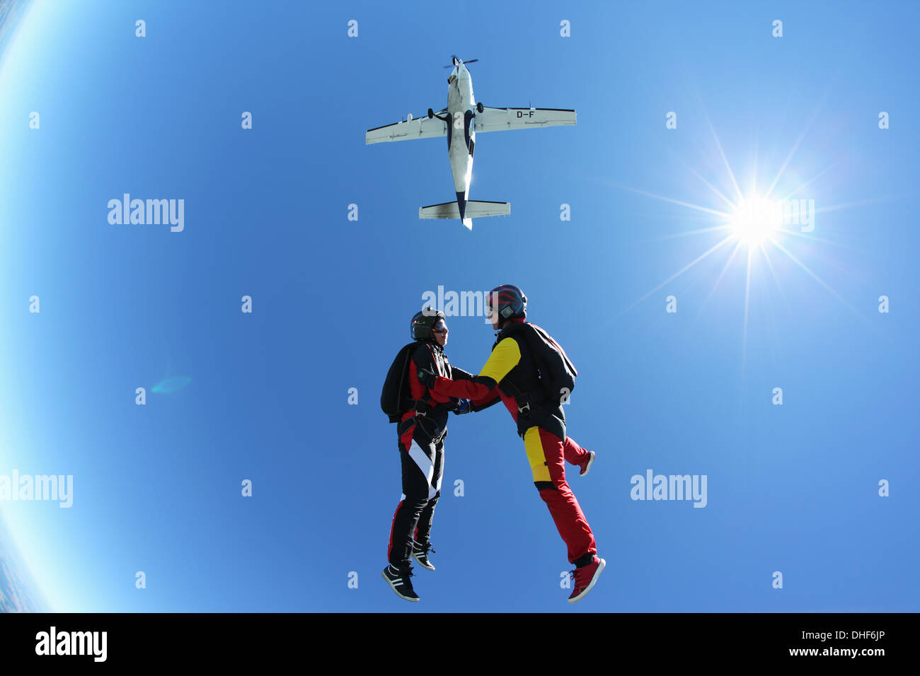 Weibliche Fallschirmspringer frei fallen über Leutkirch, Bayern, Deutschland Stockfoto