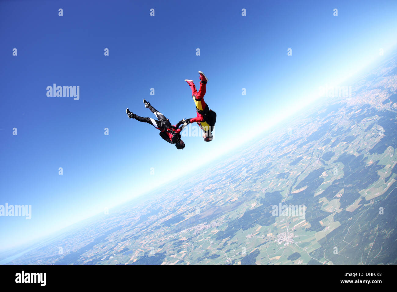 Weibliche Fallschirmspringer kopfüber über Leutkirch, Bayern, Deutschland Stockfoto