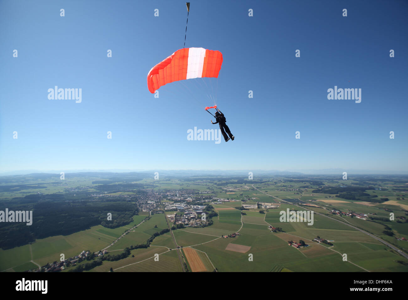 Fallschirmspringer Fallschirm hinunter über Leutkirch, Bayern, Deutschland Stockfoto