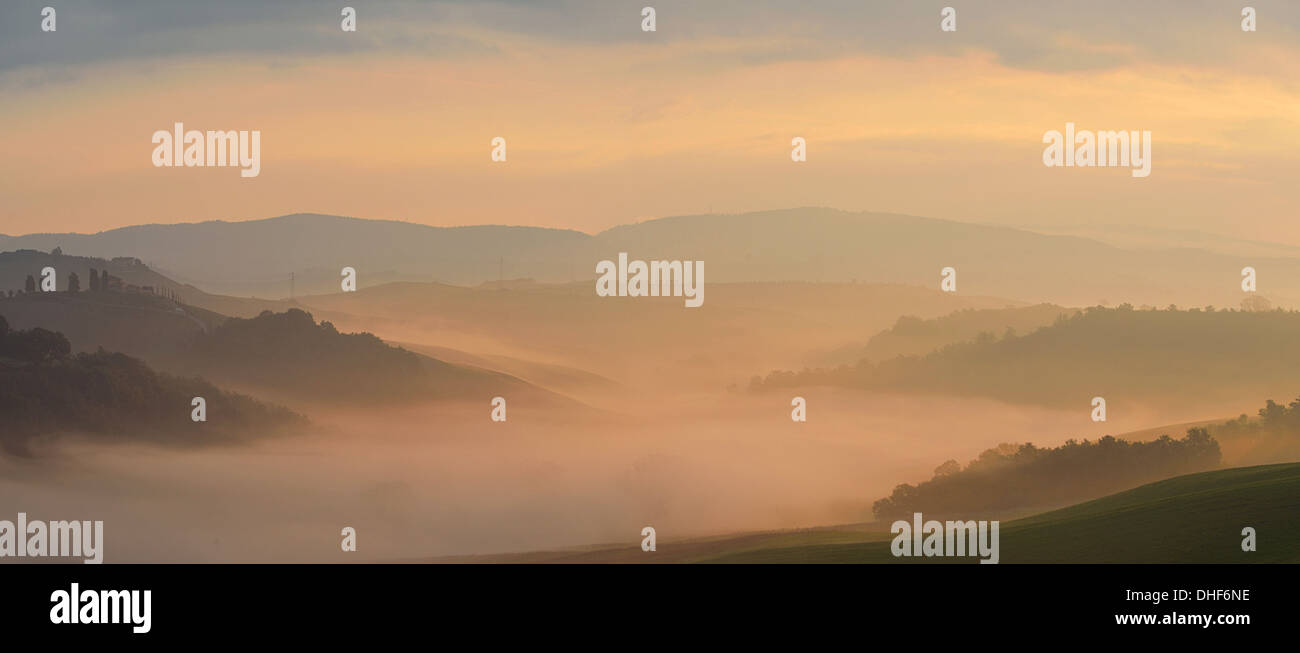 Panorama-Foto von einem Sonnenaufgang in der Toskana Stockfoto