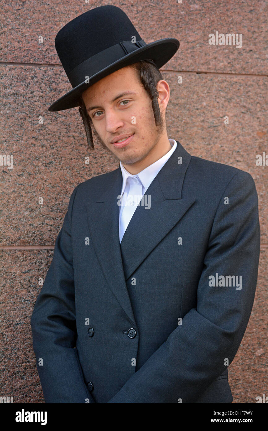 Porträt eines religiösen jüdischen Mannes mit langen Ohr Schlösser außerhalb Lubawitsch Hauptquartier in Brooklyn, New York Stockfoto