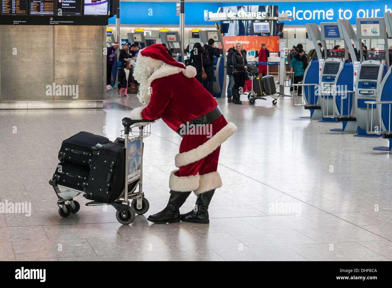 Weihnachtsmann wartet am T5 Flughafen Heathrow, London.  Weihnachten Reisekonzept Verzögerungen. Stockfoto