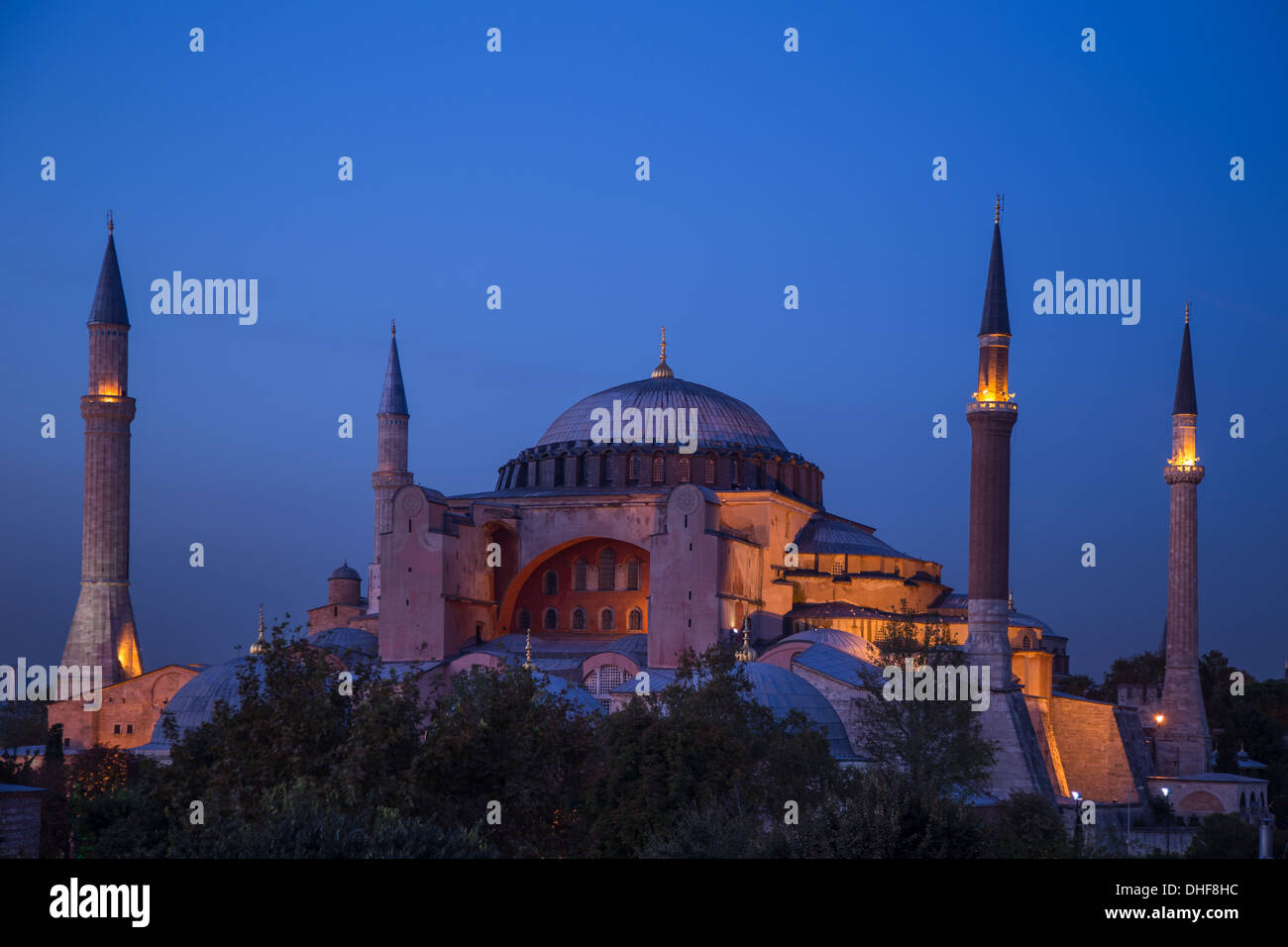 Die Hagia Sophia (Hagia Sophia) in der Nacht in Istanbul, Türkei. Stockfoto