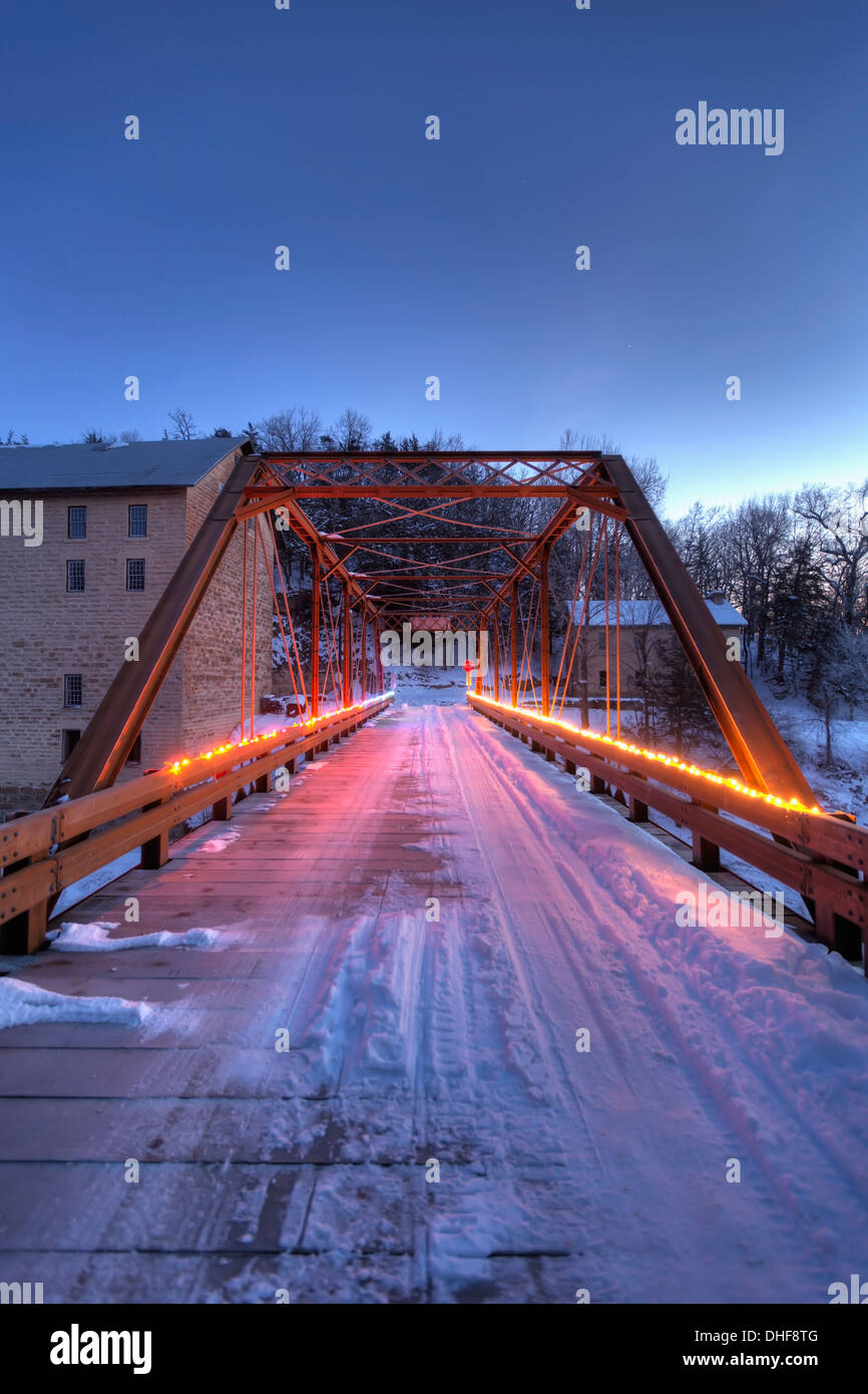 Weihnachtsbeleuchtung auf der Brücke über den Fluss der Türkei am Motor Mühle In Clayton County im nordöstlichen Iowa, Winter, Hdr Stockfoto