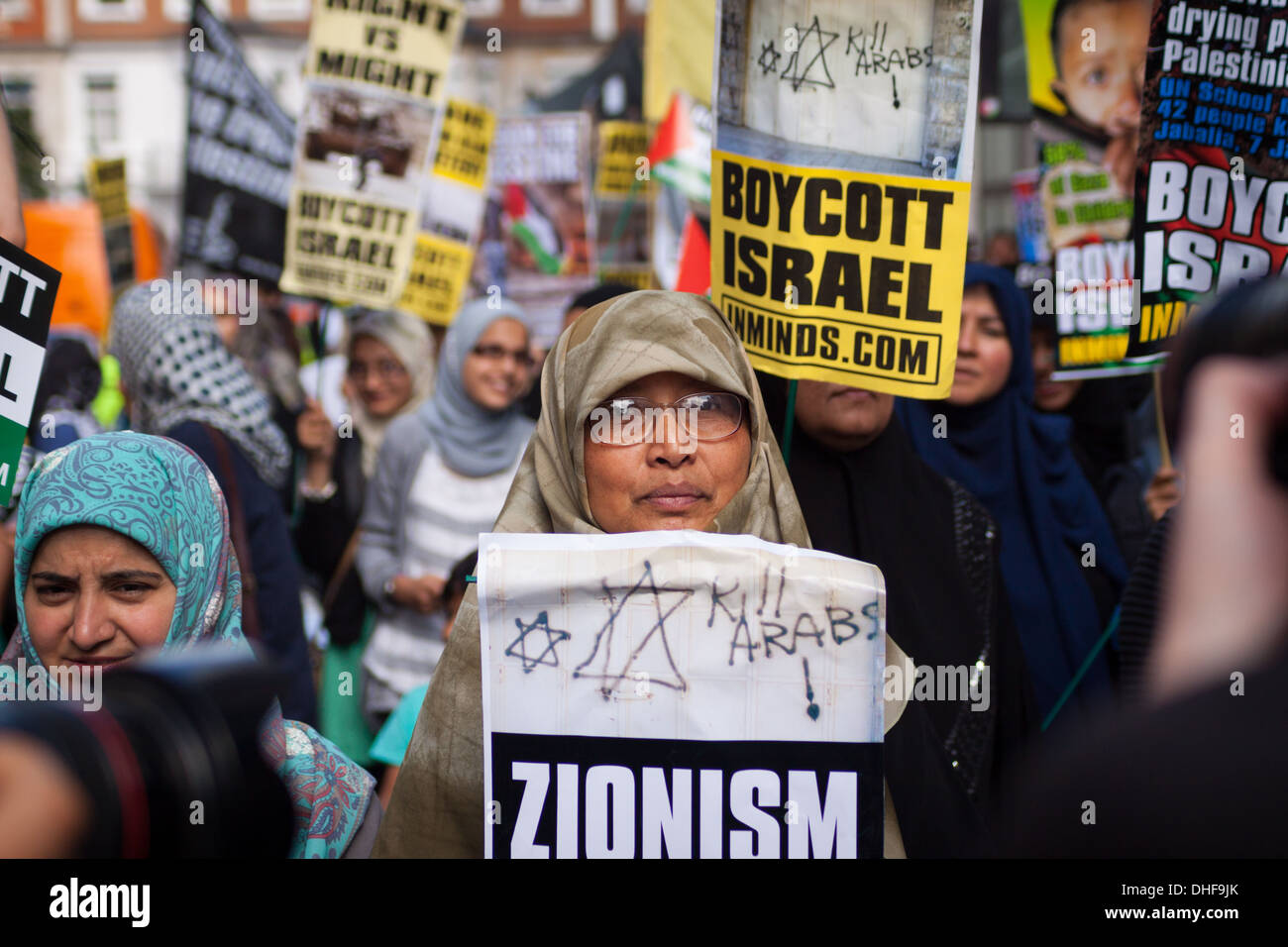Eine Frau hält ein Plakat an der Kundgebung 2013 Al-Quds, London. Al-Quds-Tag ist ein pro-palästinensische Tag des Protestes. Stockfoto