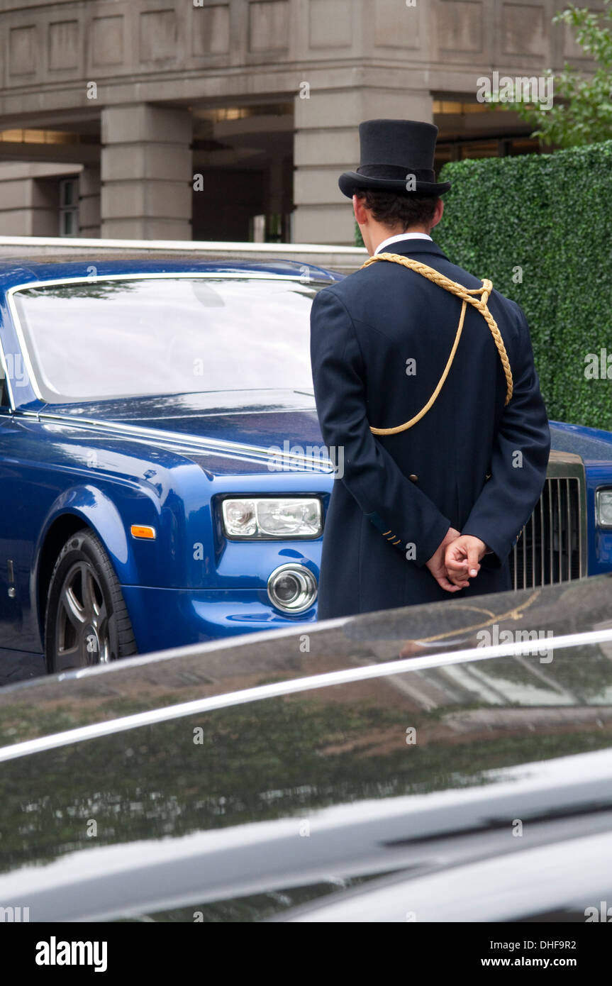 England, London, Knightsbridge, Wellesley Hotel, Portier stehen neben einem Rolls-Royce-Autos Stockfoto