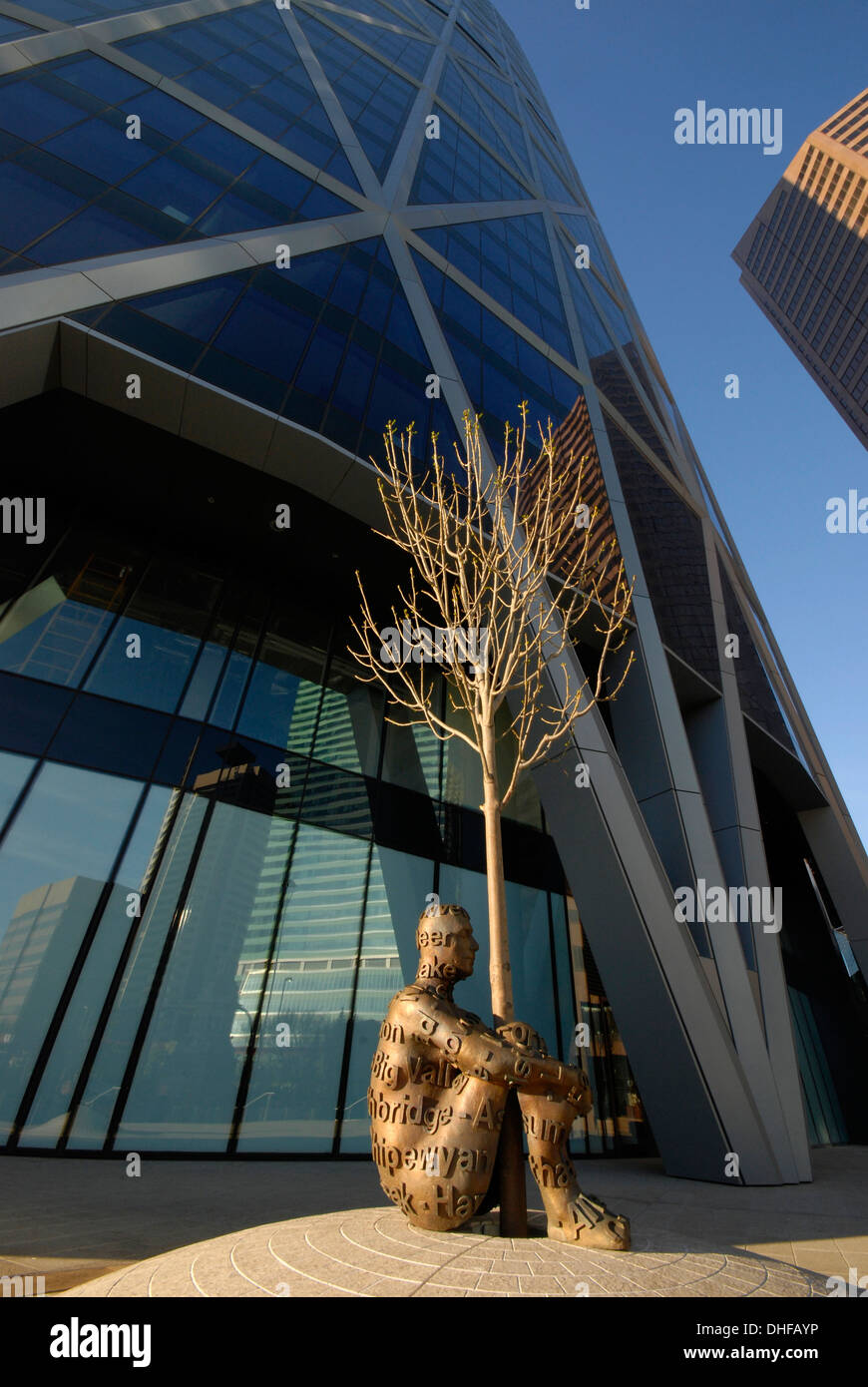 Albertas Traum "eine Bronzeskulptur von Barcelona Künstler Juame Plensa außerhalb des Bogen-Turms in Calgary, Alberta, Kanada. Stockfoto