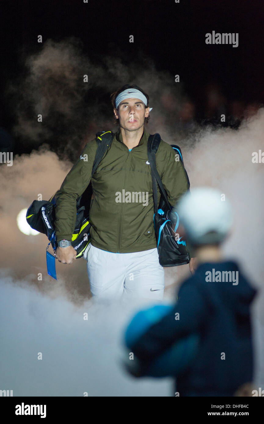 8.11.13, die O2-Arena, London, UK. Rafael Nadal (ESP) betritt Centrecourt auf die Barclays ATP World Tour Finals für das Spiel mit Tomas Berdych (CZE), gewinnt Nadal 6-4 1-6 6-3 Stockfoto