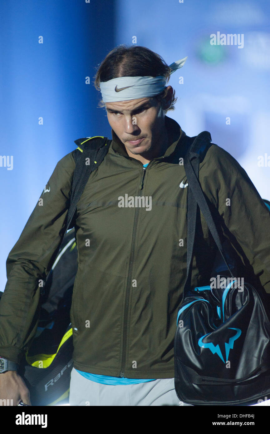8.11.13, die O2-Arena, London, UK. Rafael Nadal (ESP) betritt Centrecourt auf die Barclays ATP World Tour Finals für das Spiel mit Tomas Berdych (CZE), gewinnt Nadal 6-4 1-6 6-3 Stockfoto