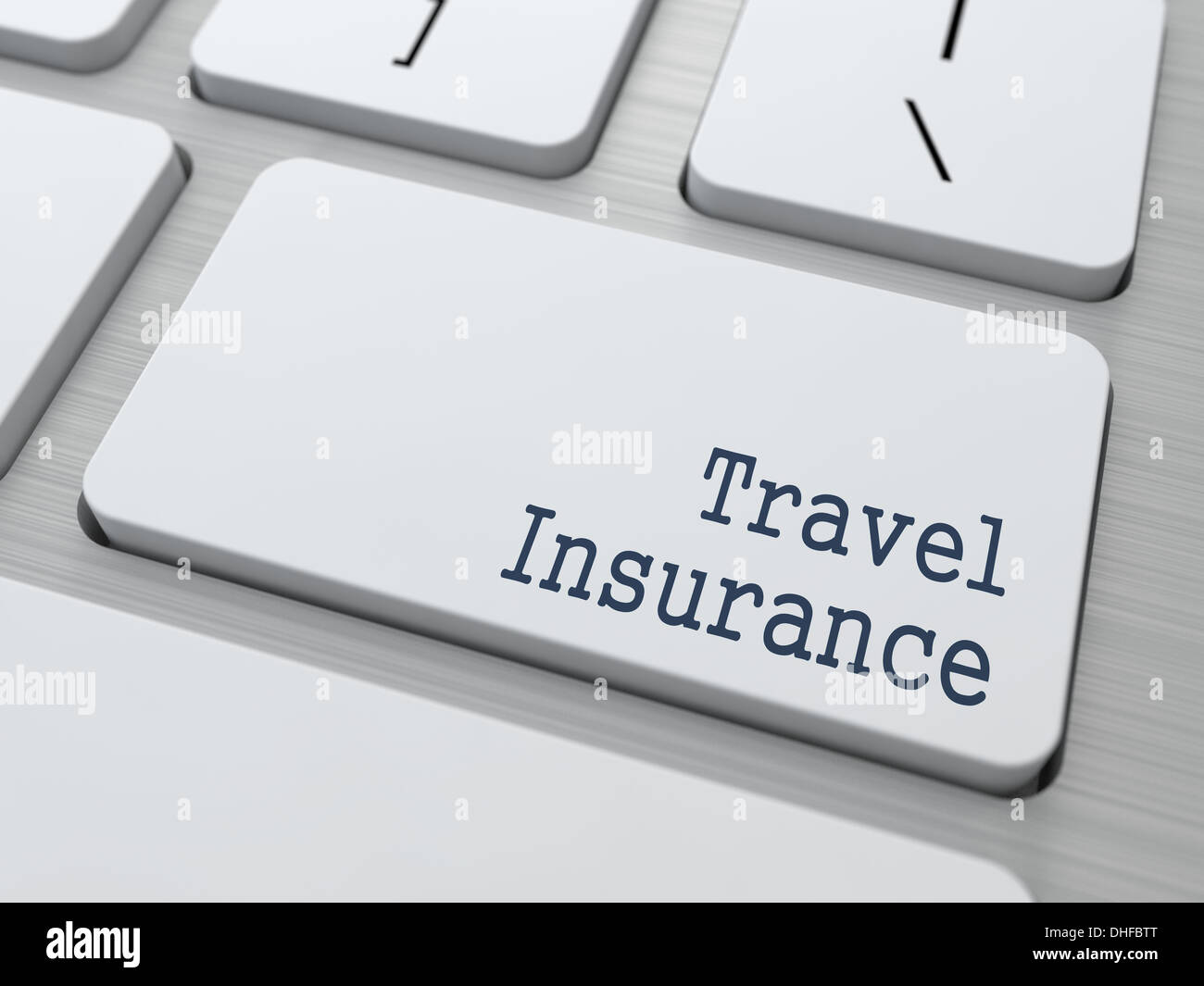 Weiße Tastatur mit Reise-Versicherung-Taste. Stockfoto