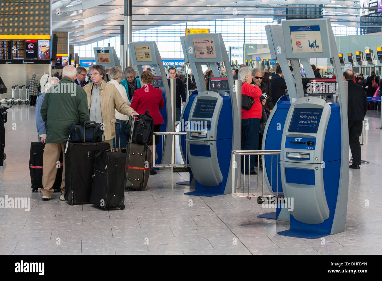 Weihnachten-Reisende warten von der automatisierten Check-in Automaten am Terminal 5, Heathrow Airport, London, England, GB, UK. Stockfoto
