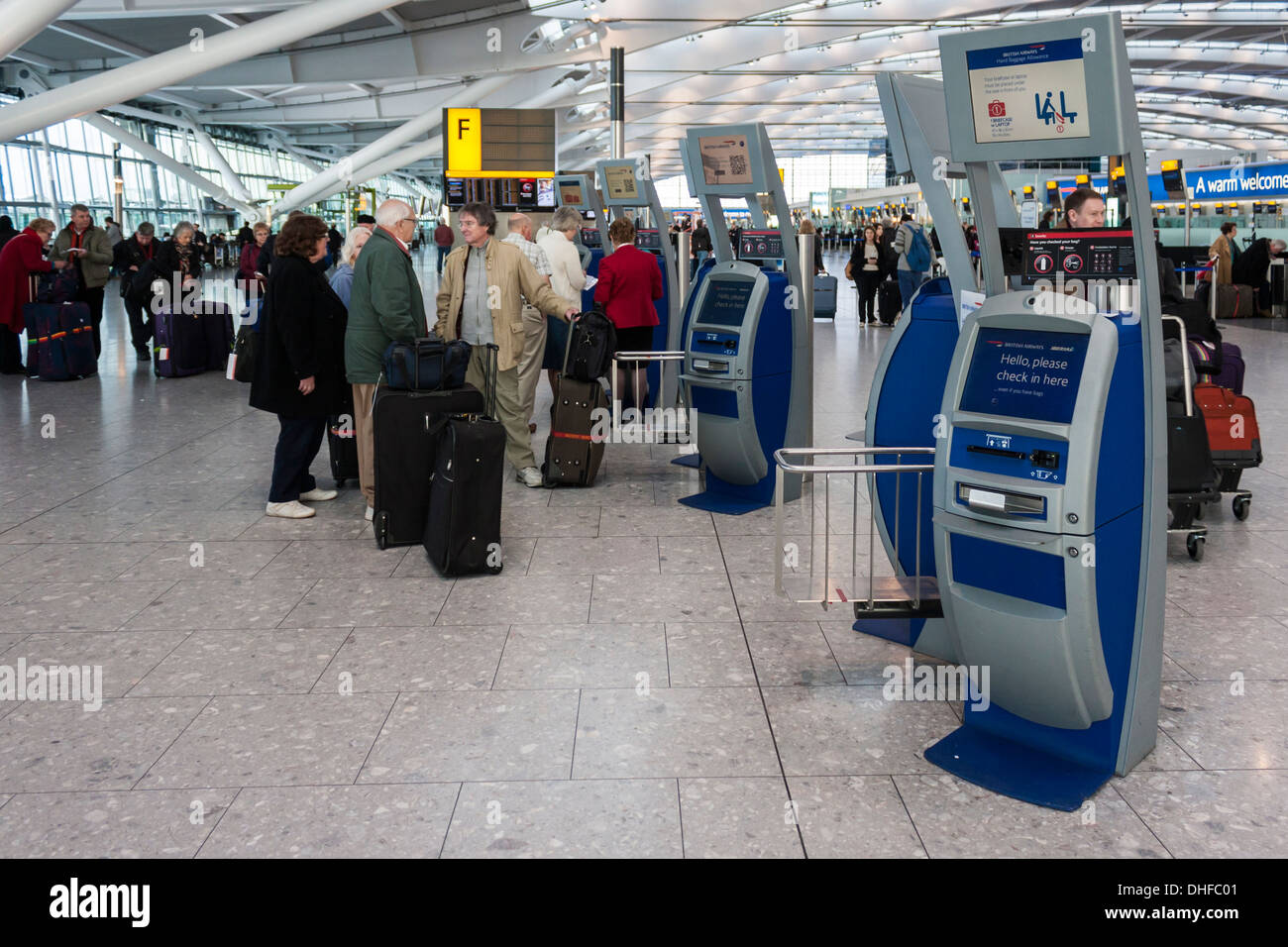 Weihnachten-Reisende warten von der automatisierten Check-in Automaten am Terminal 5, Heathrow Airport, London, England, GB, UK. Stockfoto