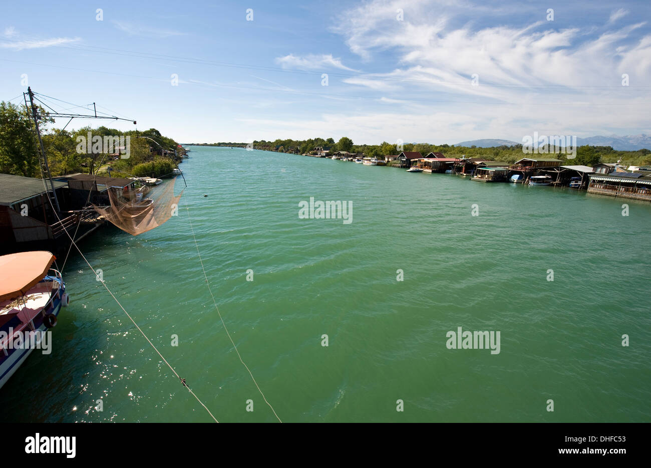 Wasserstraße zwischen dem Festland und der Insel Ada Bojana im südlichen Crna Gora. Stockfoto