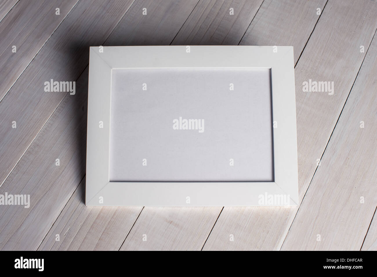 leere Bilderrahmen in Händen von Frau Stockfoto