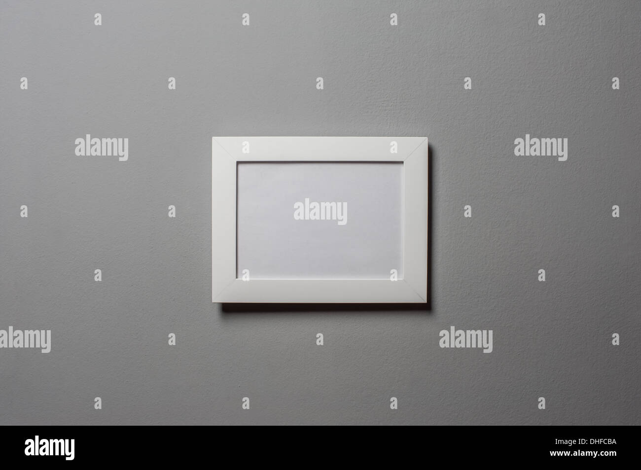 leere Bilderrahmen in Händen von Frau Stockfoto