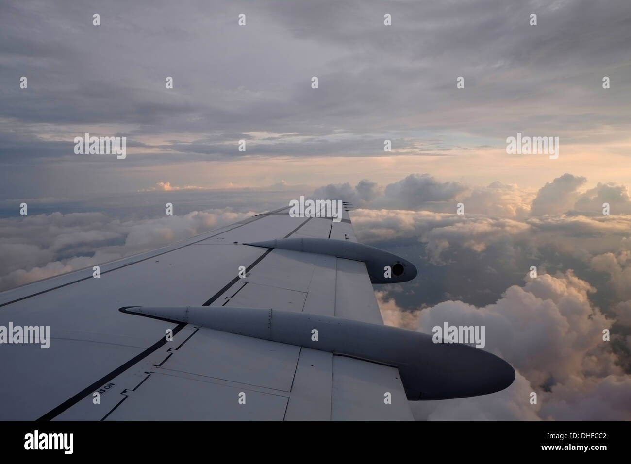 Flugzeug Winglet hoch oben am Himmel Stockfoto