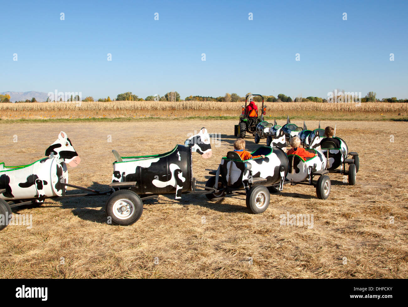 Kinder Bauernhof Traktor fahren an Halloween Messe 2013. Stockfoto