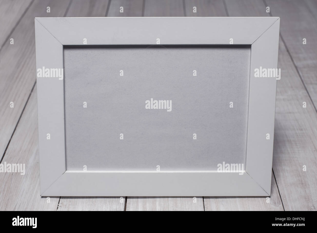 leere Bilderrahmen in Händen von Frau Stockfoto